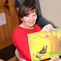 Zweite Bürgermeisterin Heidi Sponsel (SPD) beim Vorlesen im Integrativen Kindergarten Rückersdorf