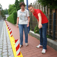 Der Vorsitzenden der SPD Gemeinderatsfraktion Alexander Ciriacy-Wantrup und die Zweiten Bürgermeisterin Heidi Sponsel Besichtigen die neue Schulwegabtrennung