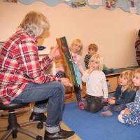 SPD OV Vorsitzender Hans-Dieter Brückner beim Vorlesen im Ev. Haus für Kinder