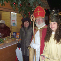 Zweite Bürgermeisterin Heidi Sponsel zusammen mit Nikolaus und Christkind am SPD Stand